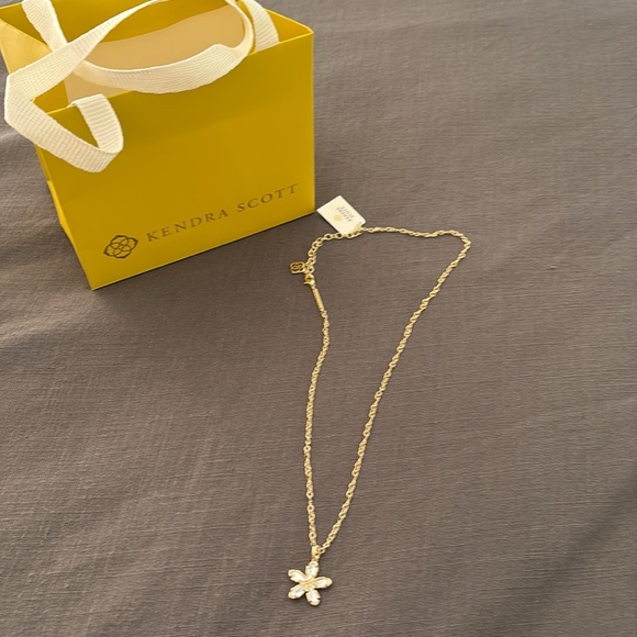 Kendra Scott Elegant Gold Flower Pendant Necklace - Picture 2 of 2